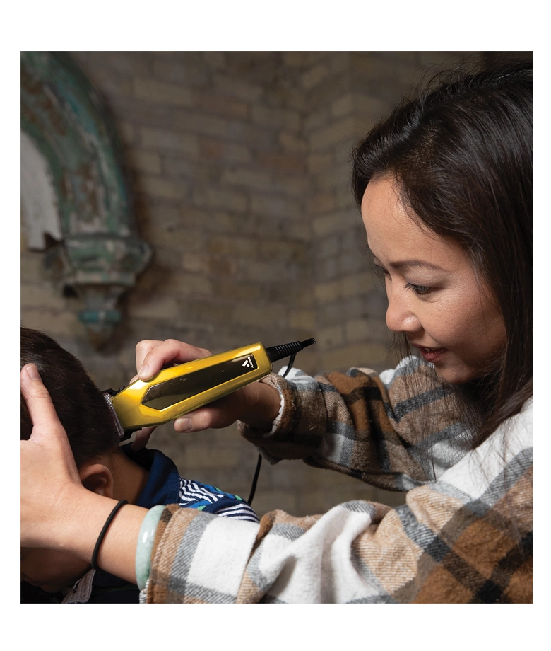 Thumbnail 562776 Ultra Trim Trimmer Gold in-use